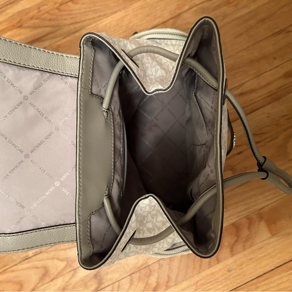 Michael Kors Large Abbey Cargo Bag Backpack Classic Print in White and Grey - Picture 4 of 6